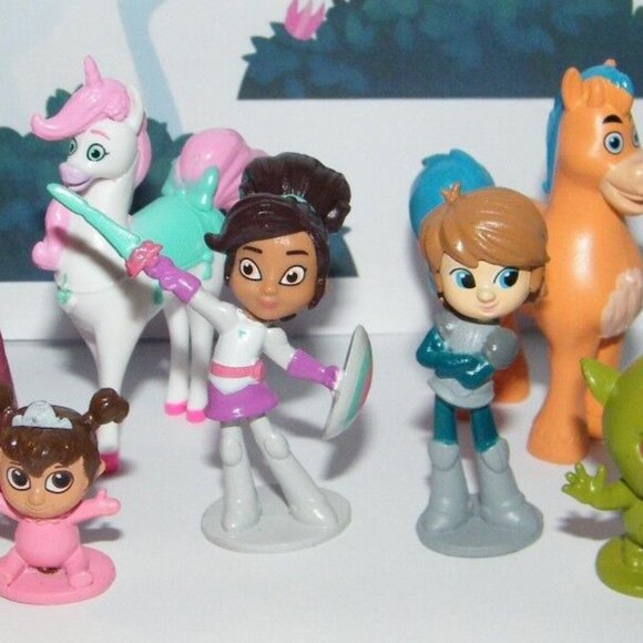 Nella the Princess Knight Party Favors Set of 14 with 12 Figures and 2 UniRings - Picture 2 of 7
